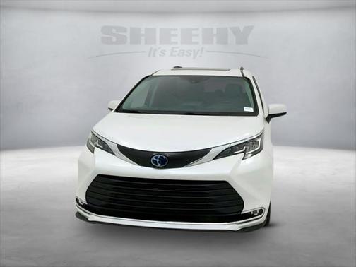 2023 Toyota Sienna XLE 8 Passenger