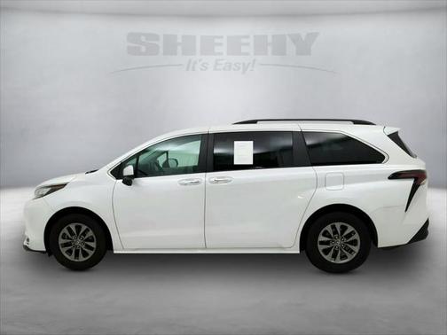 2023 Toyota Sienna XLE 8 Passenger