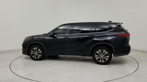 Midnight Black Metallic 2021 Toyota Highlander XLE