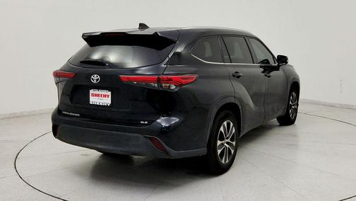 Midnight Black Metallic 2021 Toyota Highlander XLE
