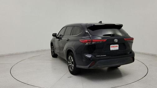 Midnight Black Metallic 2021 Toyota Highlander XLE