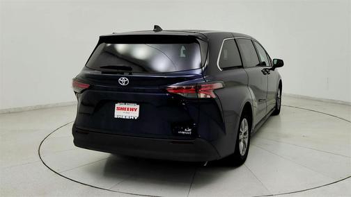 2022 Toyota Sienna LE