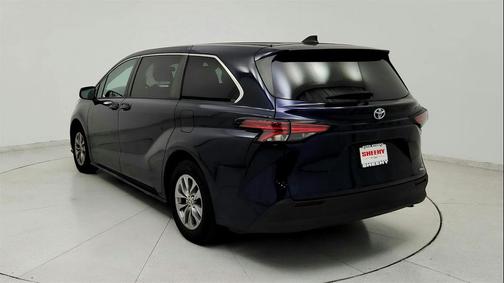 2022 Toyota Sienna LE
