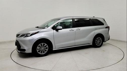 2024 Toyota Sienna LE