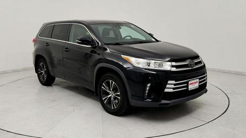 Midnight Black Metallic 2018 Toyota Highlander LE