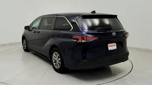 2022 Toyota Sienna LE