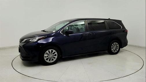 2022 Toyota Sienna LE