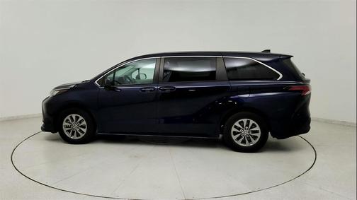 2022 Toyota Sienna LE