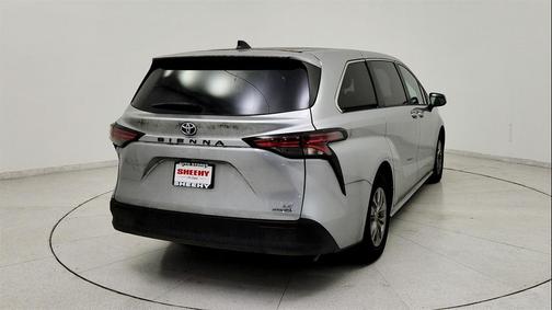 2022 Toyota Sienna LE