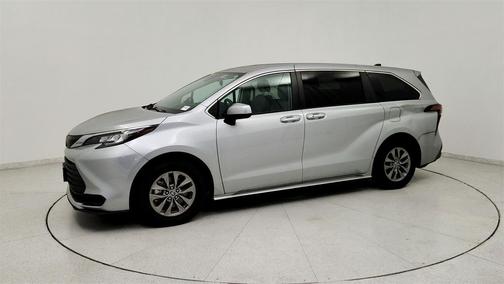 2022 Toyota Sienna LE