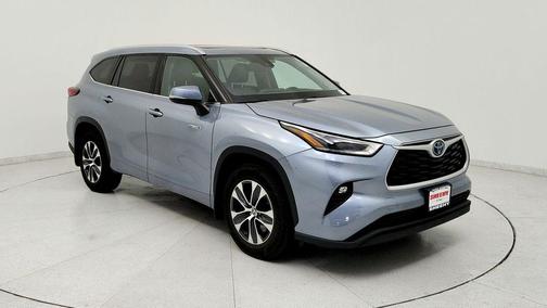 Moon Dust 2021 Toyota Highlander Hybrid XLE