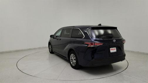 2022 Toyota Sienna LE