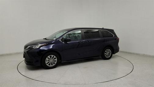 2022 Toyota Sienna LE