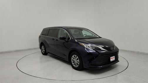 2022 Toyota Sienna LE