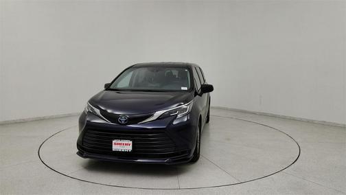 2022 Toyota Sienna LE