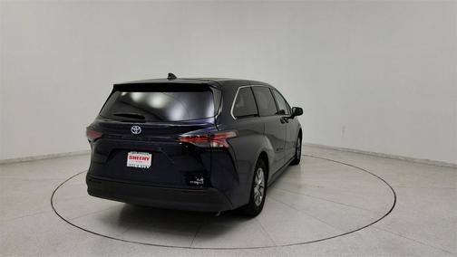 2022 Toyota Sienna LE