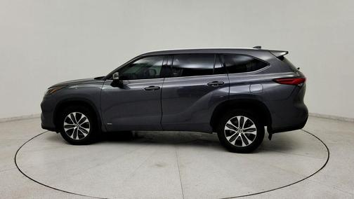 Magnetic Gray Metallic 2022 Toyota Highlander Hybrid XLE
