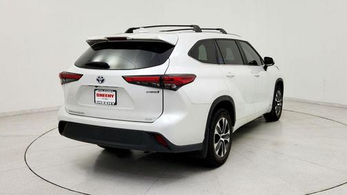Pearl 2023 Toyota Highlander Hybrid XLE