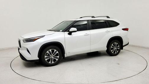 Pearl 2023 Toyota Highlander Hybrid XLE