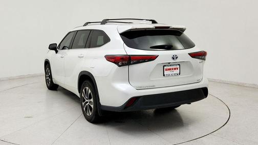 Pearl 2023 Toyota Highlander Hybrid XLE