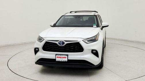 Pearl 2023 Toyota Highlander Hybrid XLE