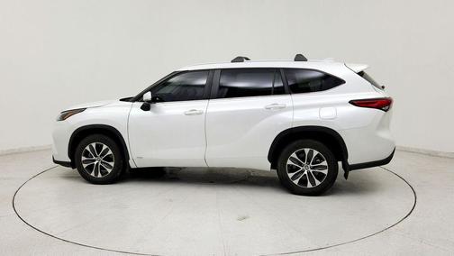 Pearl 2023 Toyota Highlander Hybrid XLE