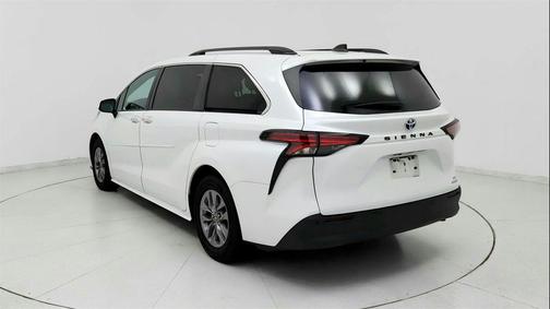 2022 Toyota Sienna XLE 8 Passenger