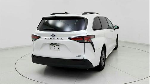 2022 Toyota Sienna XLE 8 Passenger