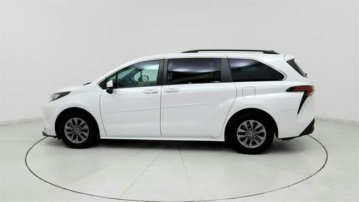 2022 Toyota Sienna XLE 8 Passenger