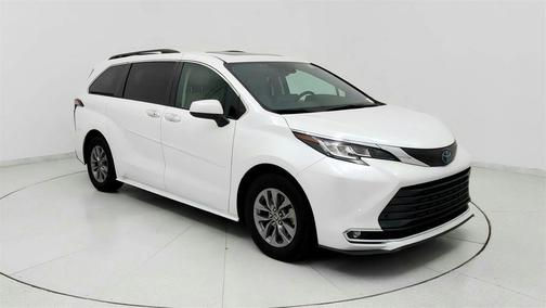 2022 Toyota Sienna XLE 8 Passenger