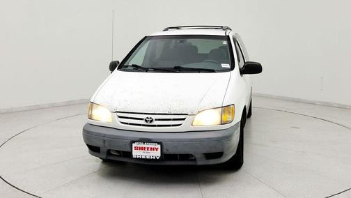 Super White 2002 Toyota Sienna LE