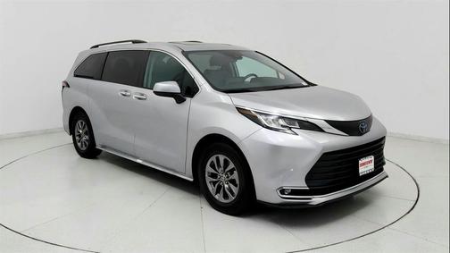 2023 Toyota Sienna XLE 8 Passenger
