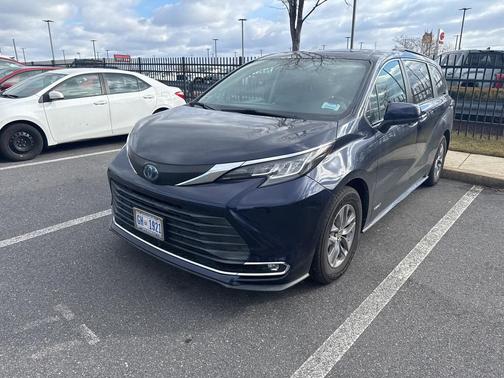 2021 Toyota Sienna XLE 8 Passenger