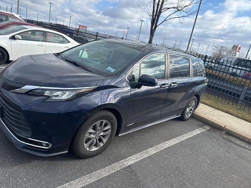 2021 Toyota Sienna XLE 8 Passenger