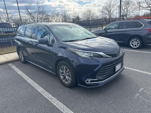 2021 Toyota Sienna XLE 8 Passenger