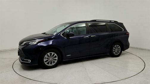 2021 Toyota Sienna XLE 8 Passenger