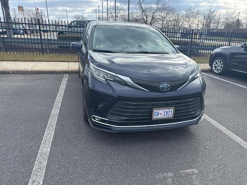 2021 Toyota Sienna XLE 8 Passenger