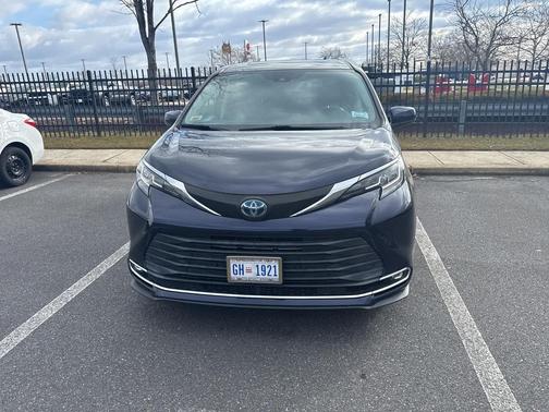 2021 Toyota Sienna XLE 8 Passenger