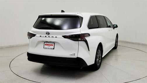 2024 Toyota Sienna LE