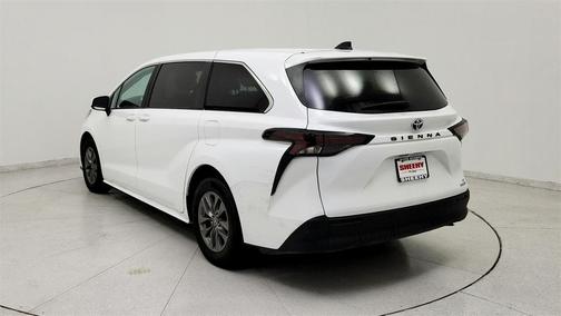 2024 Toyota Sienna LE