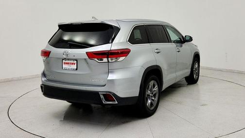 Celestial Silver Metallic 2017 Toyota Highlander Limited Platinum