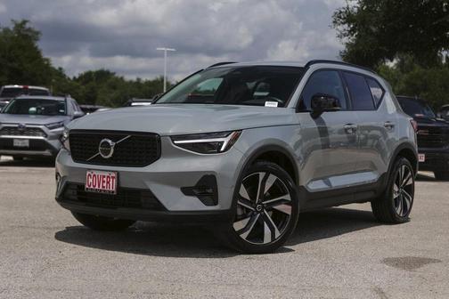 2024 Volvo XC40 B5 Plus Dark Theme
