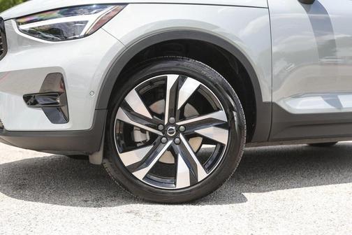 2024 Volvo XC40 B5 Plus Dark Theme