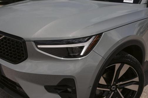 2024 Volvo XC40 B5 Plus Dark Theme