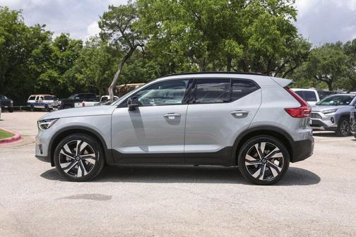 2024 Volvo XC40 B5 Plus Dark Theme
