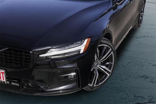 2022 Volvo S60 B5 R-Design