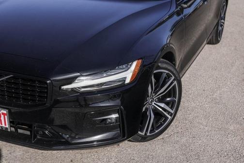 2022 Volvo S60 B5 R-Design