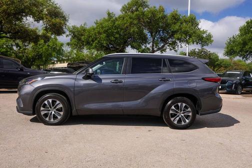 Magnetic Gray Metallic 2023 Toyota Highlander XLE