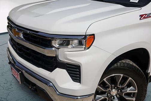 Summit White 2025 Chevrolet Silverado 1500 LT
