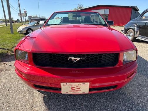 RED 2005 Ford Mustang Deluxe